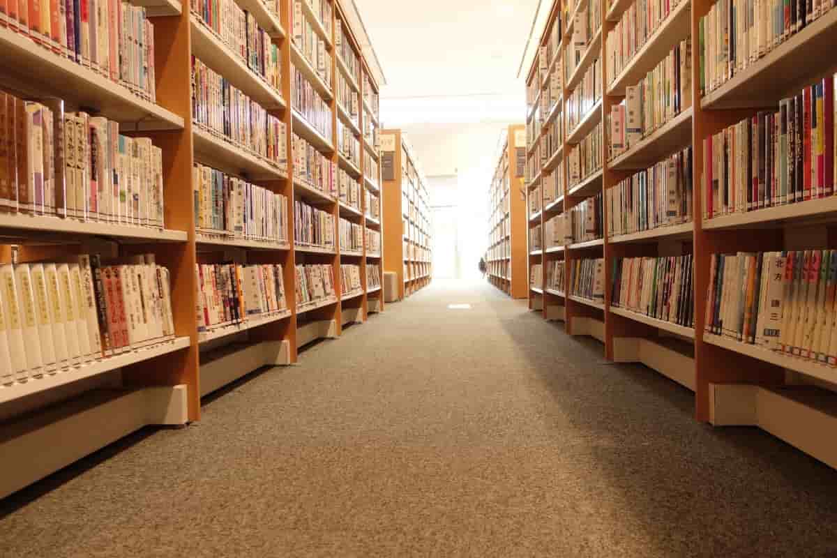 たくさんの本棚が置いてある図書館