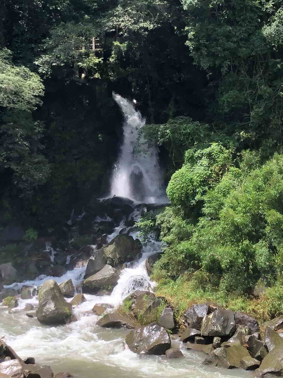 関之尾の滝の男滝